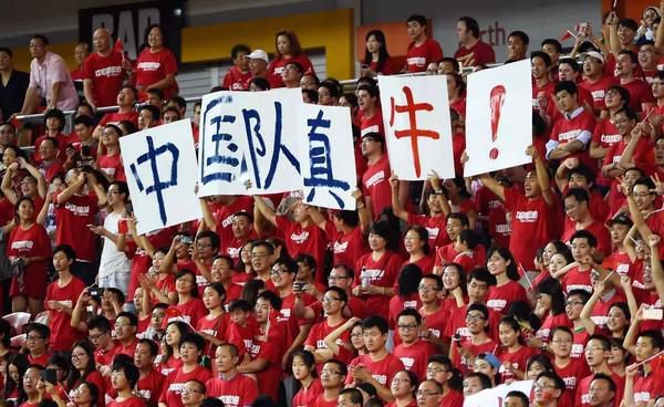 在筹办成婚周年旅游的男人布兰登发现，本身的老婆仿佛出轨了。悲伤之余，布兰登约请最好的男性伴侣丹一路到泰国完成预定的旅游。在泰国，履历了系列天然美景和社会人物履历后，终究起头从哀痛中醒过来，英勇面临老婆的出轨。影片最后，布兰登筹办打德律风和老婆联系。全部电影就像是一场泰国旅游片，对泰国的美景先容颇多。导演仿佛很喜好猫，影片中屡次天然地或不天然地呈现。片子中心还放了多首比力好听的、哀伤的歌曲。
